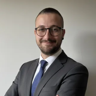 Ritratto di Edoardo Bavaro, con occhiali e giacca grigia